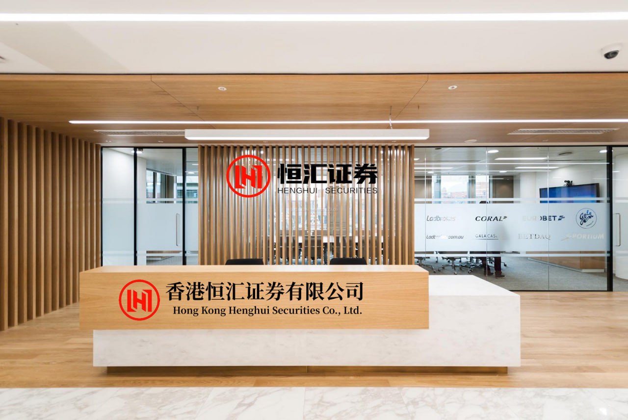 嗨牛股票 俄罗斯人自己先捅破了窗户纸：外蒙古和远东，怕不是要“回家”了，现在俄罗斯内部都有人忍不住说实话了，外蒙古和远东这两块地，要是一直不还给中国，中俄之间的关系就没个准头，迟早得走向分裂。镜头要是拉到中蒙边境那个叫扎门乌德的地方，凌晨的寒气里能瞅见最赤裸的现实。早市上，商贩接过顾客递来的钱，...